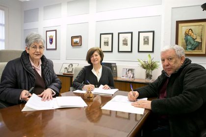 reunion_bonotaxi Begoña Gómez, presidenta de Cocemfe Navarra, con representantes de Teletaxi y Ayuntamiento de Pamplona
