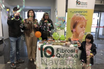 IMG_1616 mesa informativa en el CHN por el dia nacional de la fibrosis